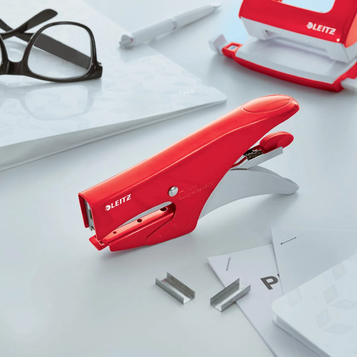 Leitz WOW, Cucitrice a pinza capacità fino a 15 fogli, Cucitrice in metallo ergonomica, Caricamento posteriore, Compatibile con punti P1 n.8, Rosso, 55472026