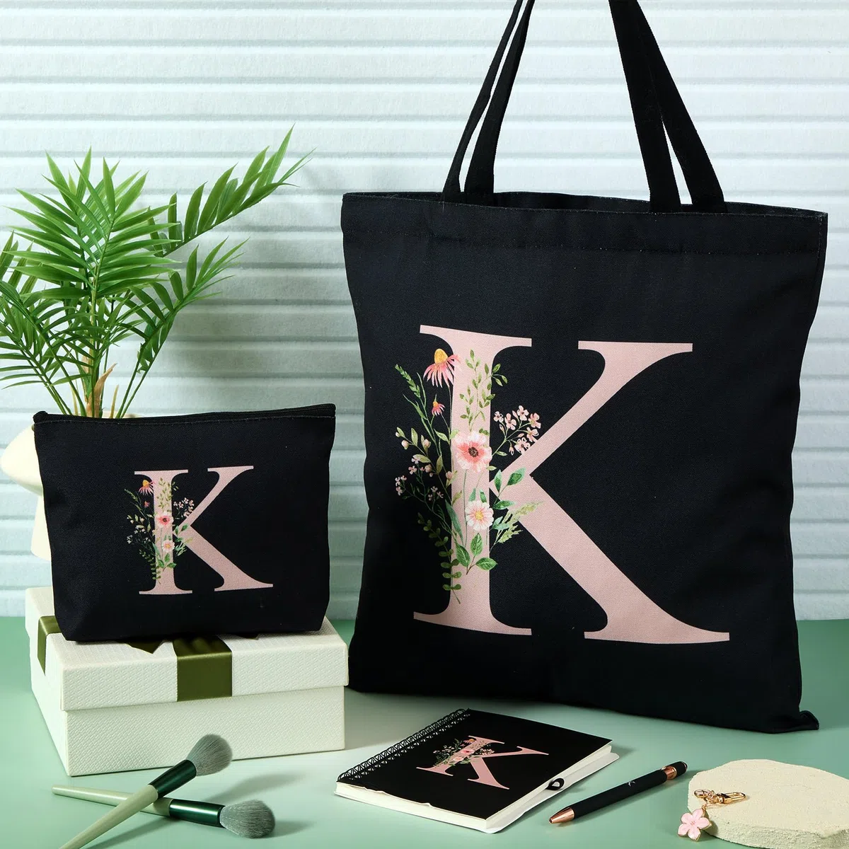Hestya 5 Pezzi Regalo con Lettere Set Regalo Iniziale con Borsa Tote Pochette Portachiavi Taccuino e Penna Set Alfabeto per Donna, Compleanno, Natale