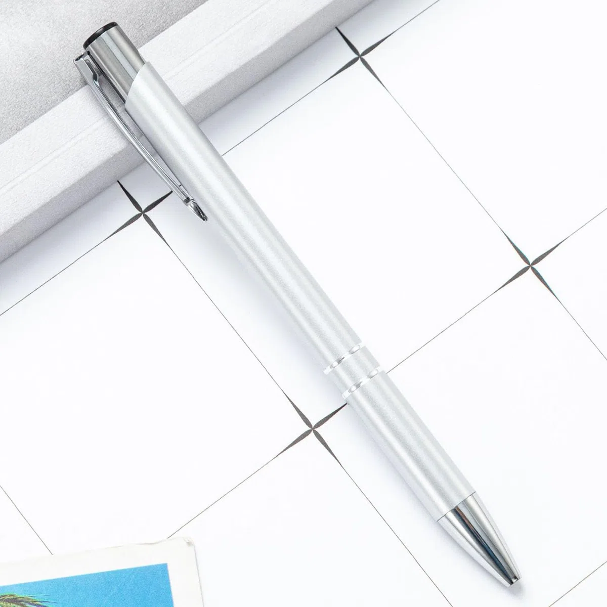 Penna a in metallo, 50 penne a scatto in metallo, 13,9 x 0,9 cm, multifunzione, design alla moda, design con clip argentata, ideale per élite aziendali, studenti, insegnanti e professionisti