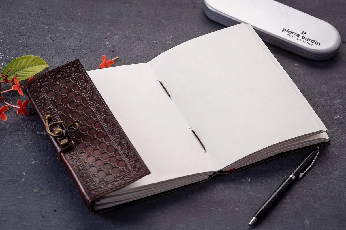 URBAN LEATHER – Taccuino in pelle vintage con stampa a rilievo di drago; ideale come sketchbook, album per ritagli o diario di viaggio. Regalo per uomo e donna, formato B6, pagine bianche.
