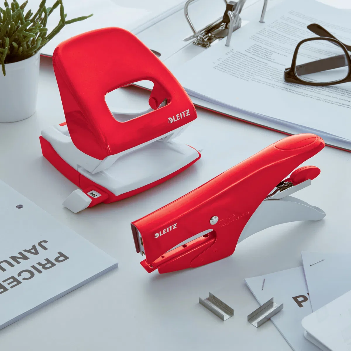 Leitz WOW, Cucitrice a pinza capacità fino a 15 fogli, Cucitrice in metallo ergonomica, Caricamento posteriore, Compatibile con punti P1 n.8, Rosso, 55472026