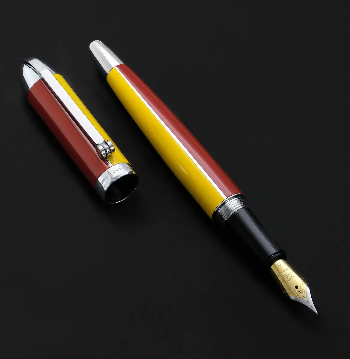 Xezo Visionary - Penna stilografica in ottone e alluminio, pennino medio, laccata a mano nei colori giallo pioppo e rosso. Numerata in edizione limitata di 500. Disposizione cromatica Art Déco