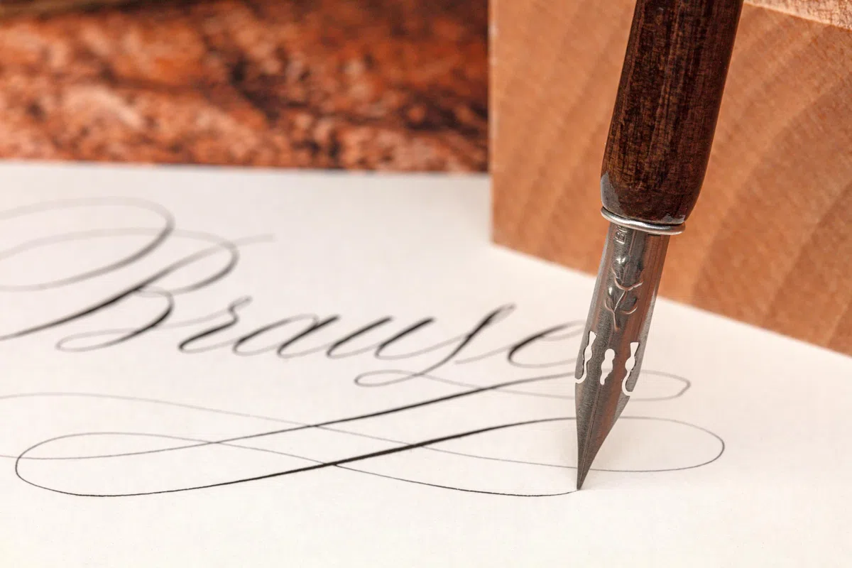 Brause 96450B - Blocco a spirali di calligrafia, 50 fogli a righe color Beige 21 x 29.7 cm, francese e inglese