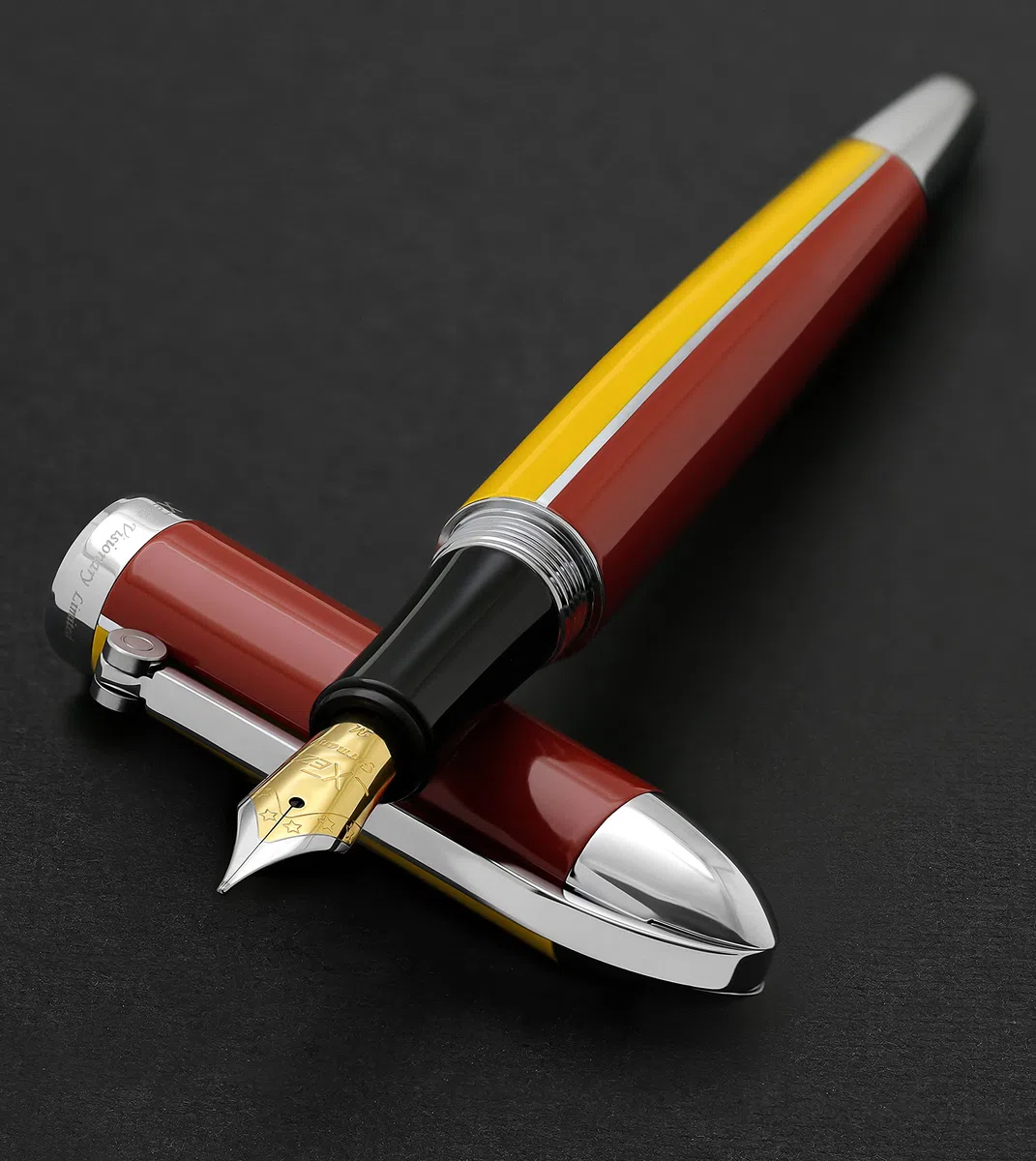 Xezo Visionary - Penna stilografica in ottone e alluminio, pennino medio, laccata a mano nei colori giallo pioppo e rosso. Numerata in edizione limitata di 500. Disposizione cromatica Art Déco