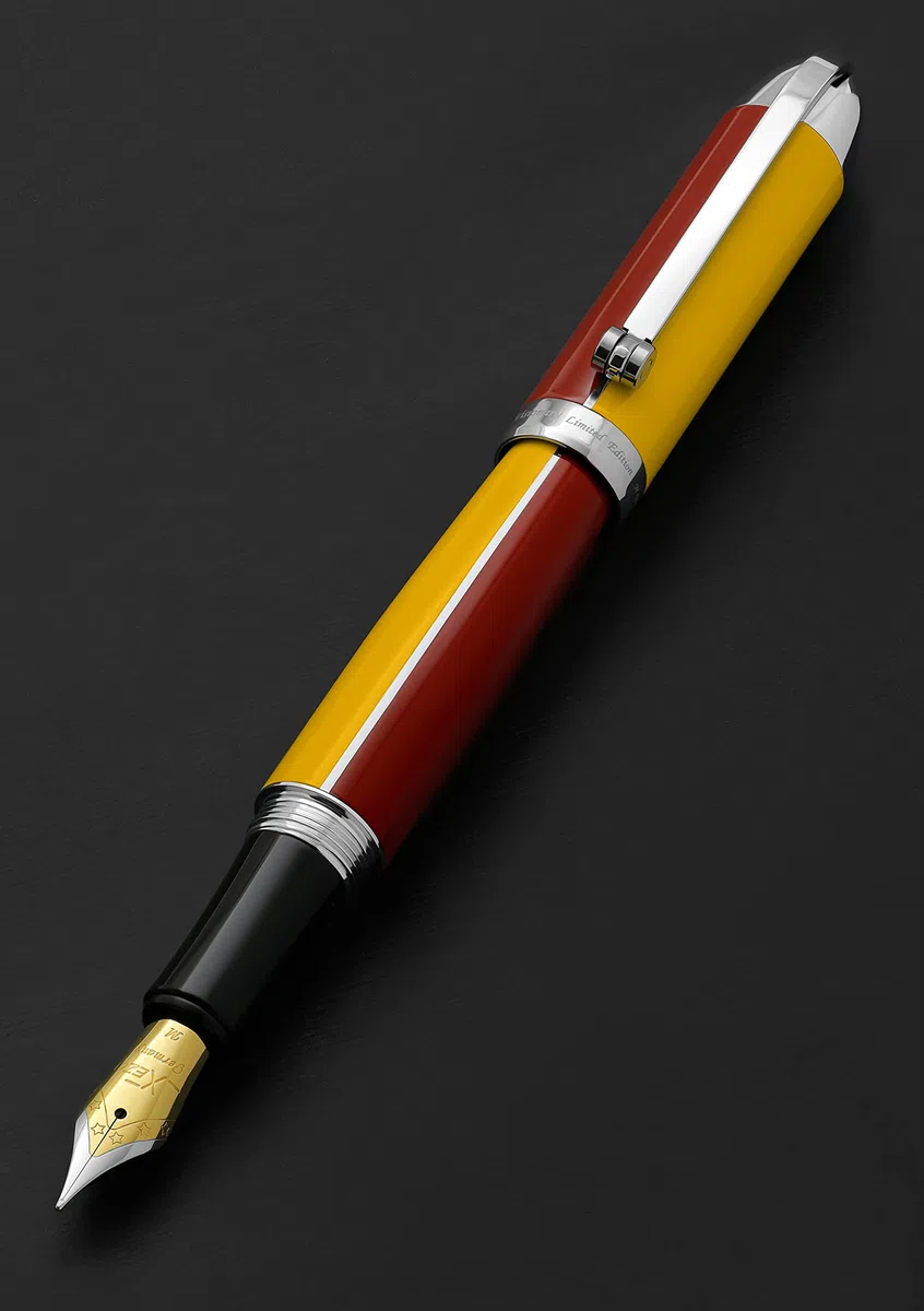 Xezo Visionary - Penna stilografica in ottone e alluminio, pennino medio, laccata a mano nei colori giallo pioppo e rosso. Numerata in edizione limitata di 500. Disposizione cromatica Art Déco