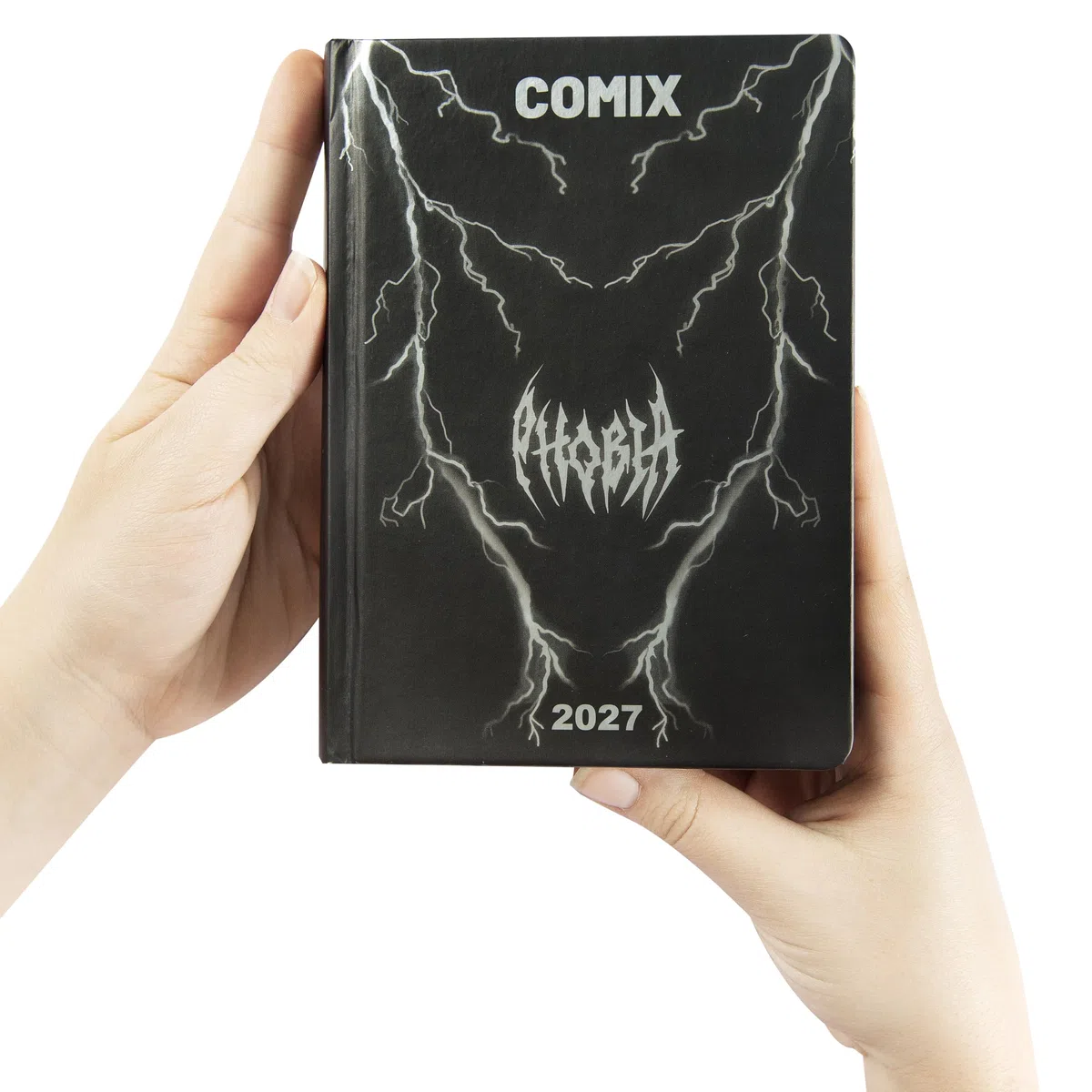 COMIX - Agenda Giornaliera 2027 Limited Fashion Edition, Diario Scuola per Ragazzi e Ragazze, Copertina Rigida con Grafica, Sticker Esclusivi, Interno 100%, 12x16,5 cm
